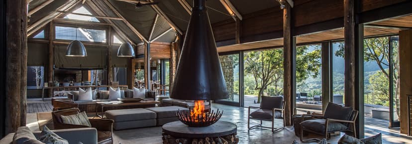 Lounge with fireplace at Settlers Drift, Kariega