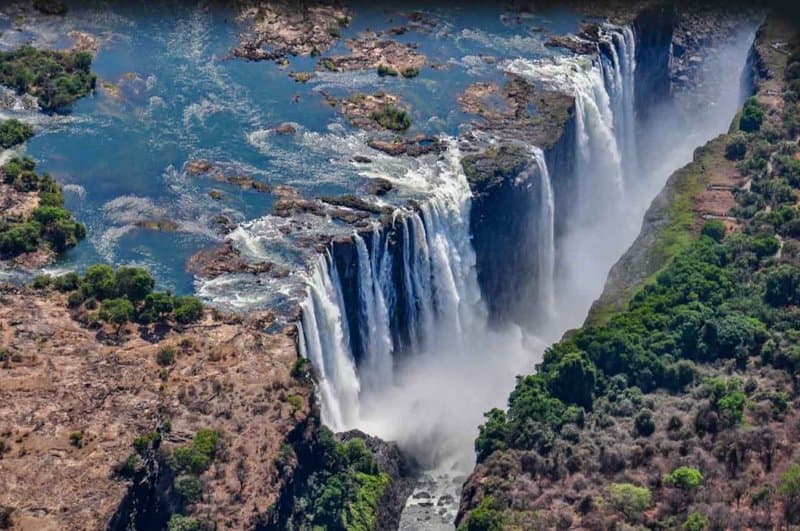 The spectacular curtain of Victoria Falls
